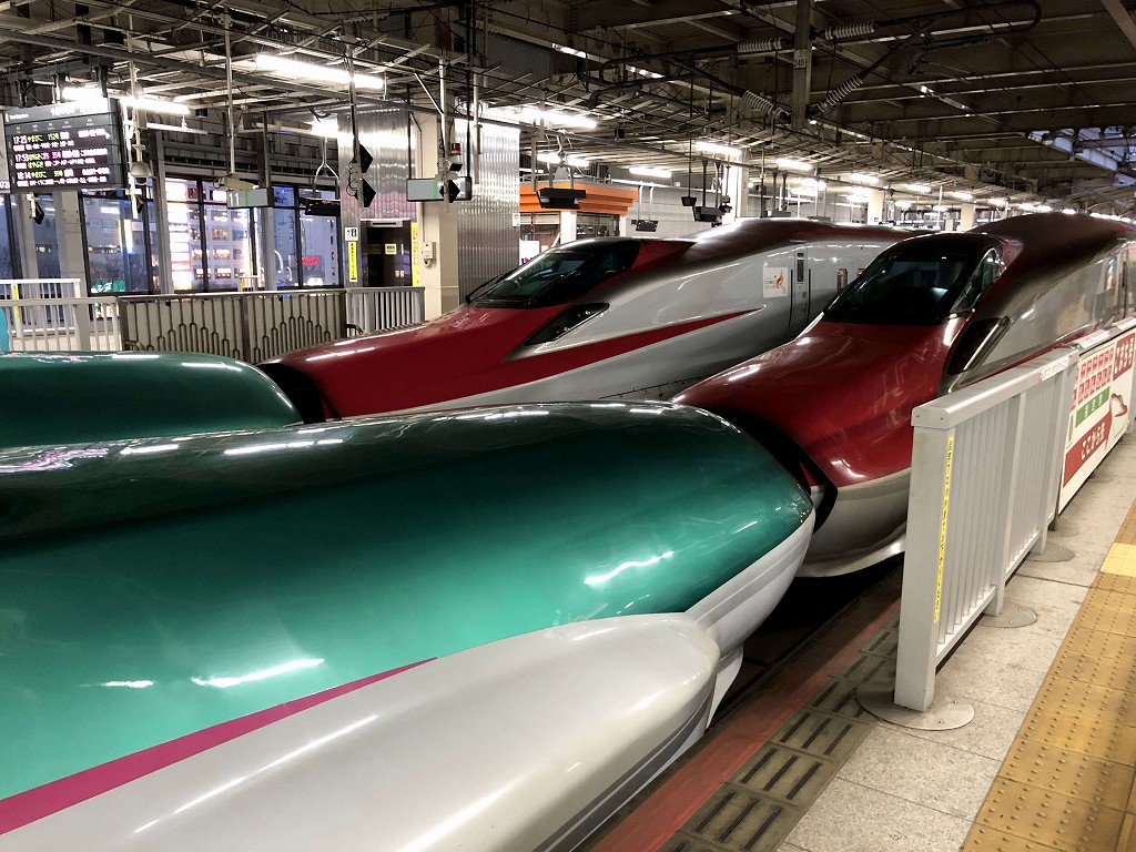 東北新幹線のはやぶさ・こまちが2線で