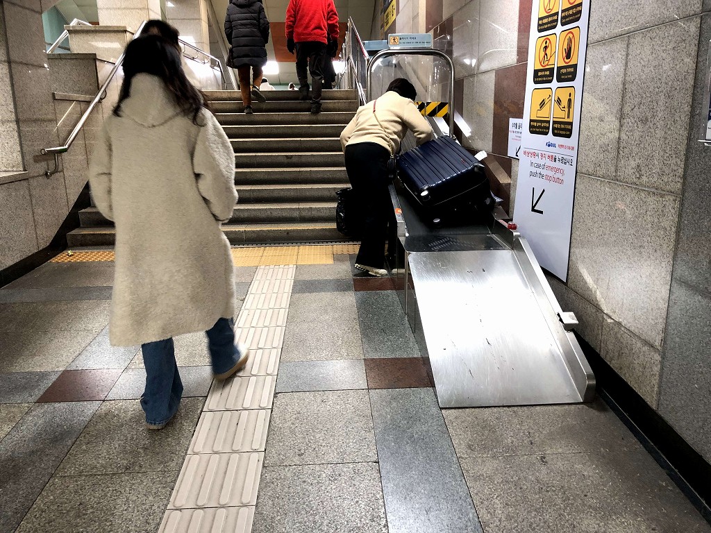 ソウル地下鉄の荷物専用ベルトコンベア