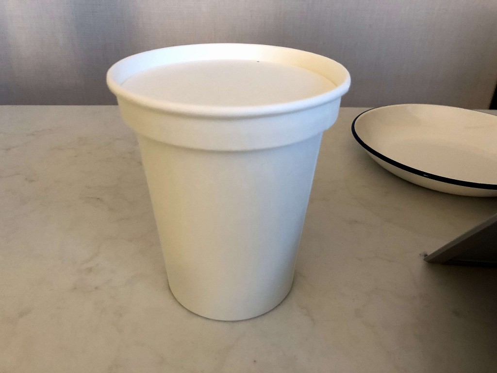 コートヤード・ソウル・タイムズ・スクエアの蓋まで紙製のコーヒーカップ