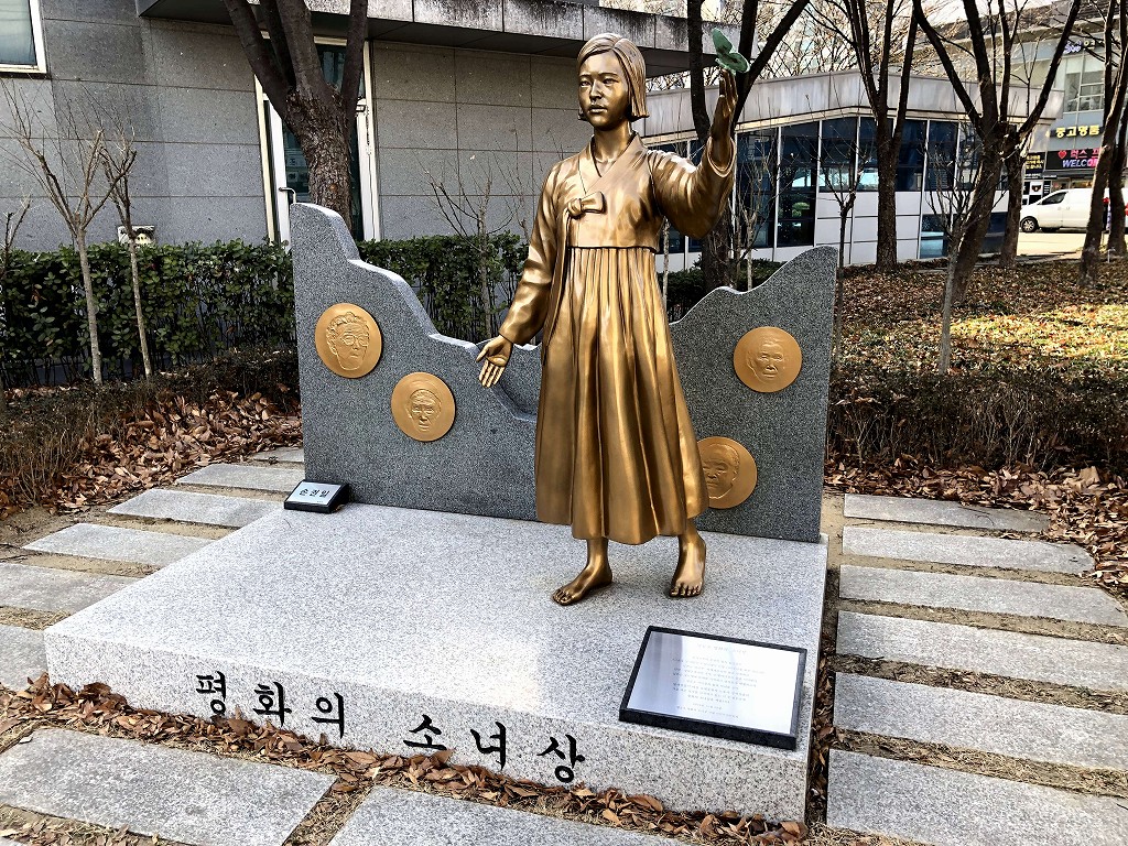 ヨンドゥンポのタイムズ・スクエア前の平和の少女像