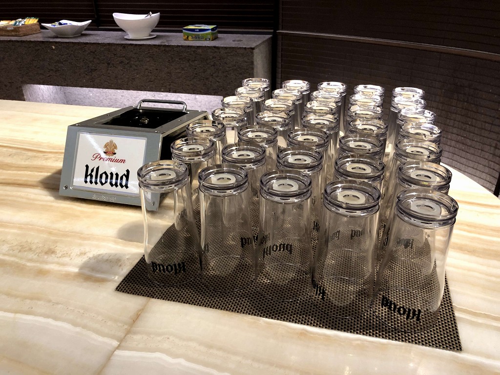 インチョン空港のアシアナラウンジのクラウドのビール