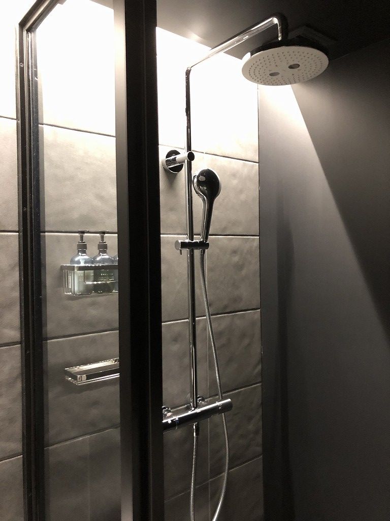 sequence KYOTO GOJOのツインルームのトイレとシャワーブース