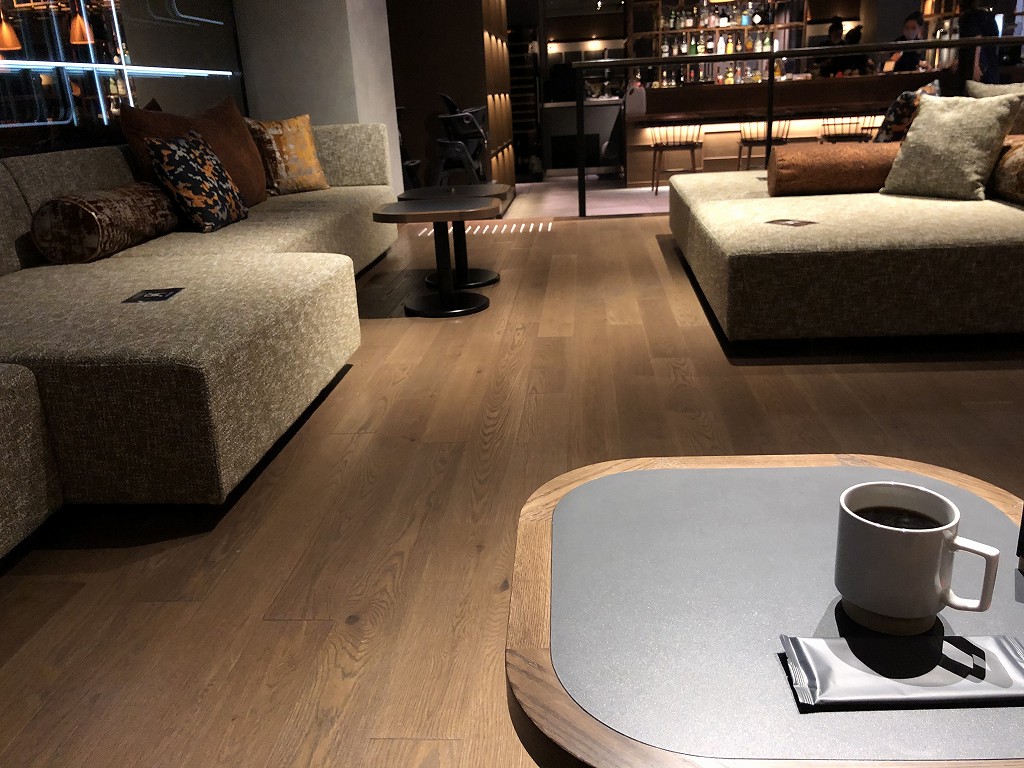 sequence KYOTO GOJOの「THE TASTE」のソファでコーヒー