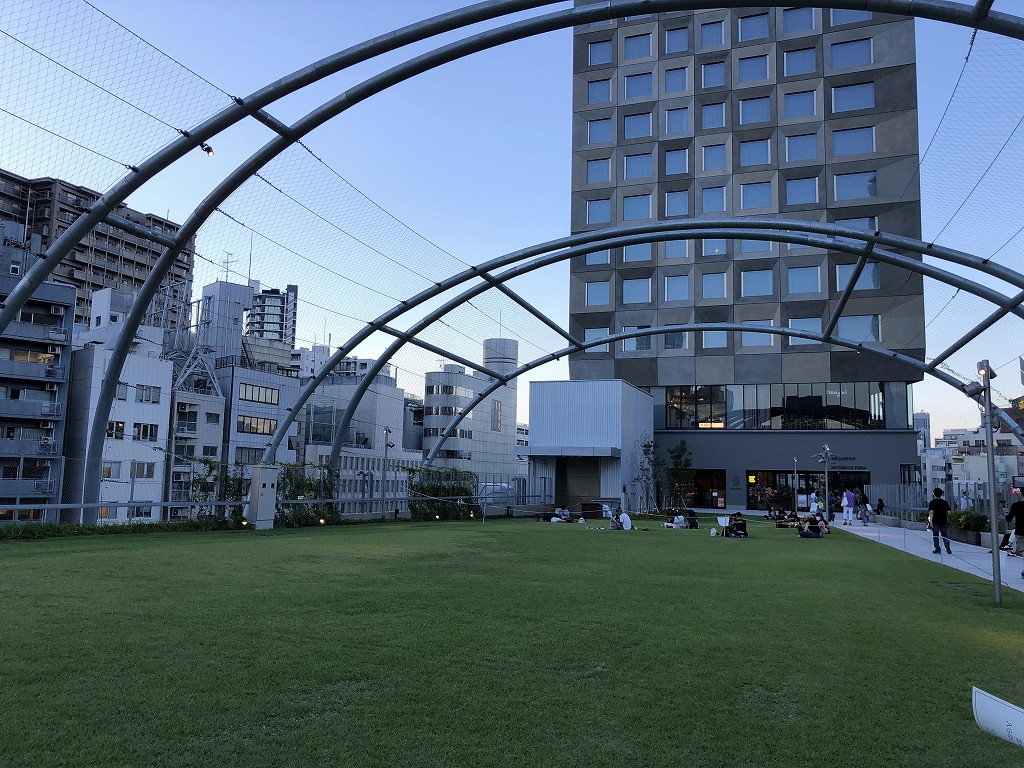 ミヤシタパークの未開放の芝生