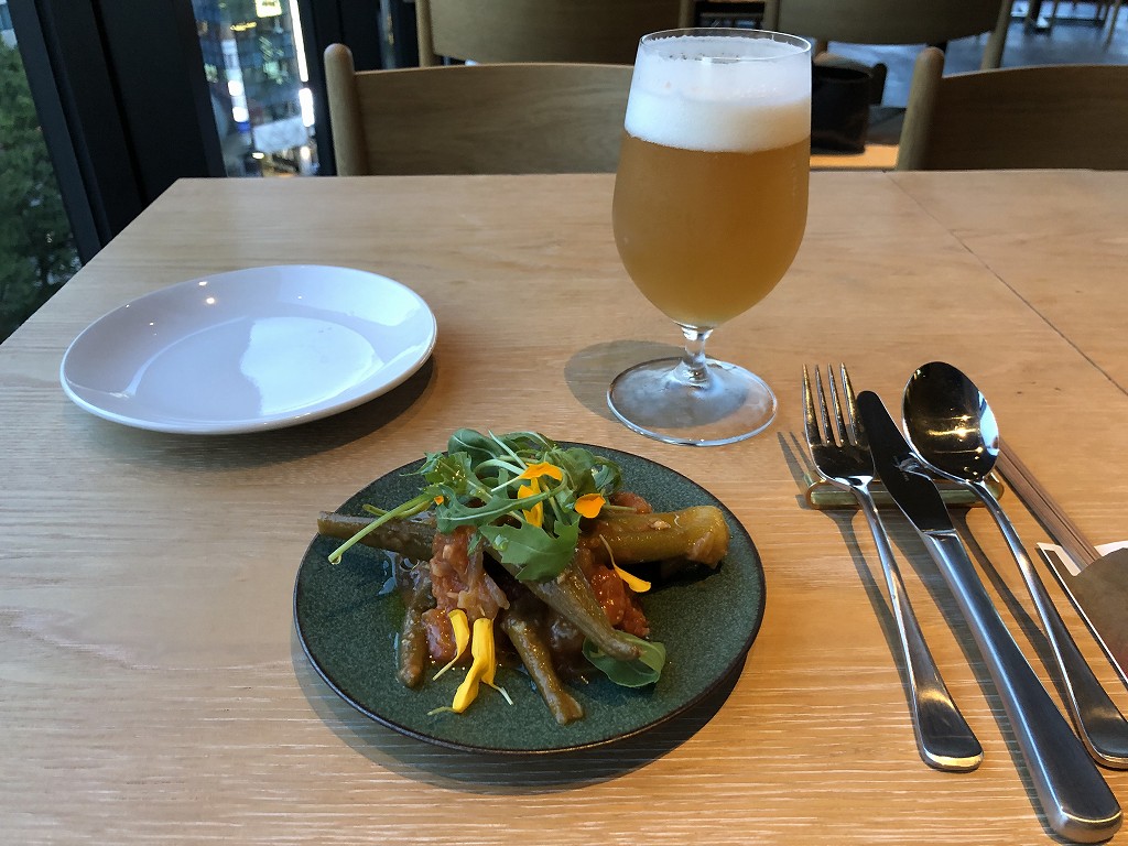 Dongxi Restaurantのオリジナルクラフトビールと島オクラとトマトのマリネ