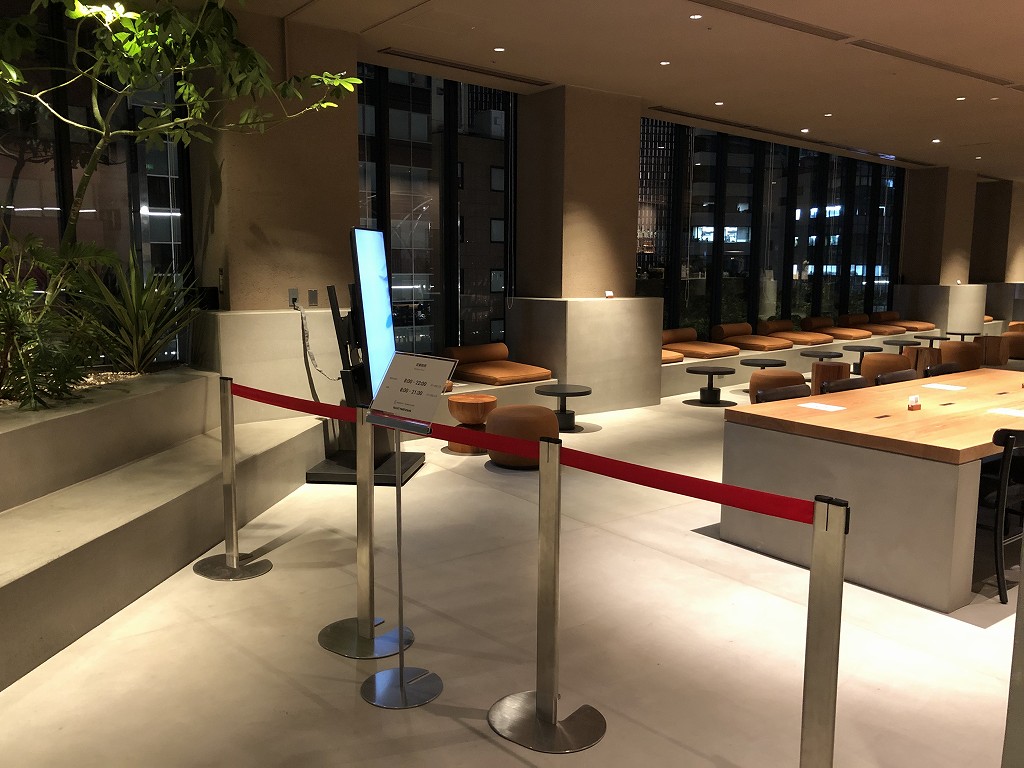 sequence MIYASHITA PARKの閉鎖されたラウンジスペース