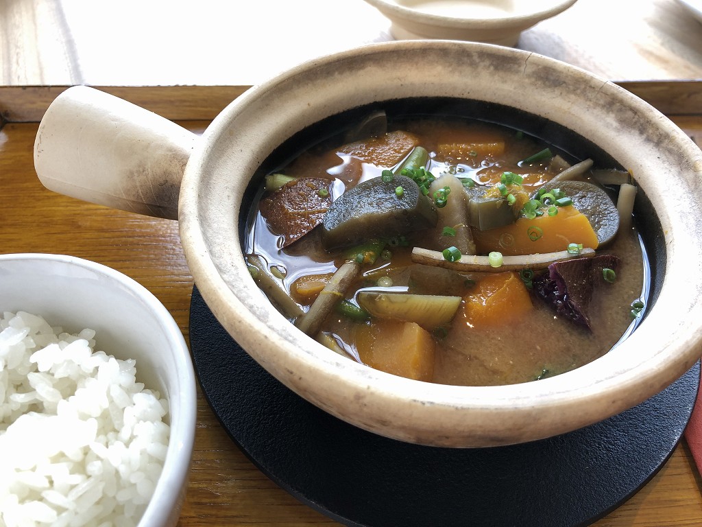 sequenceのDongxi Restaurantの朝食の土鍋味噌汁