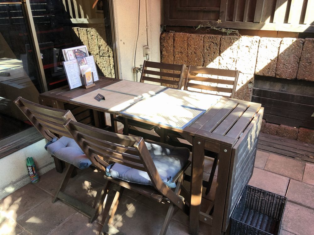 セットリップ 成城店のテラス席のテーブル