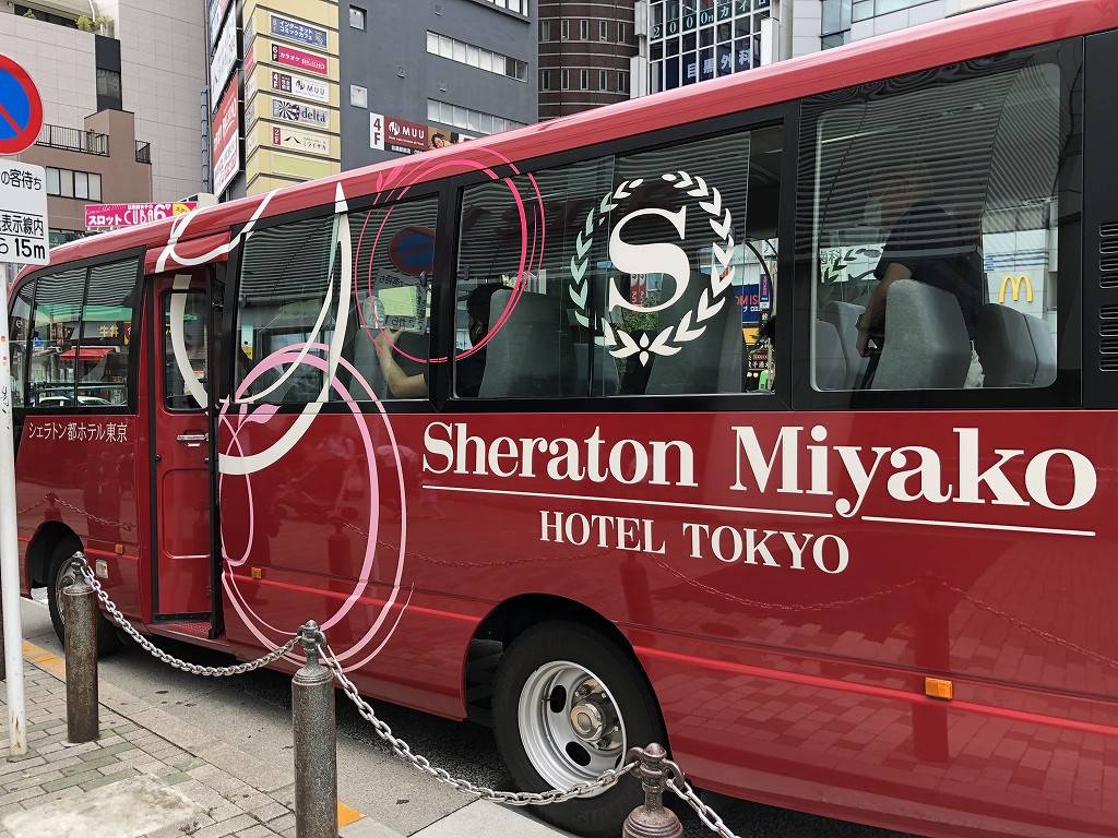 シェラトン都ホテル東京の赤い送迎バス