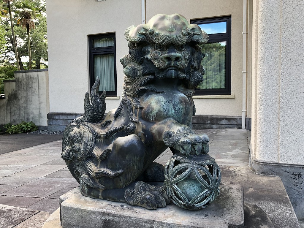 東京都庭園美術館の旧朝香宮邸前の狛犬1