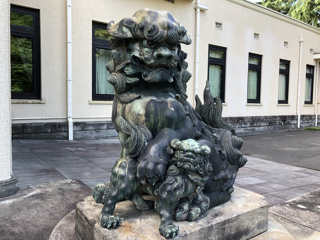 東京都庭園美術館の旧朝香宮邸前の狛犬2