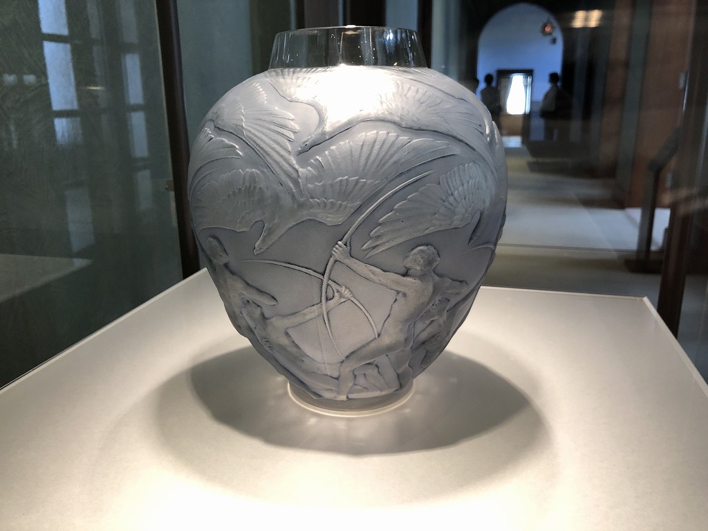 東京都庭園美術館のルネ・ラリックの花瓶「射手」
