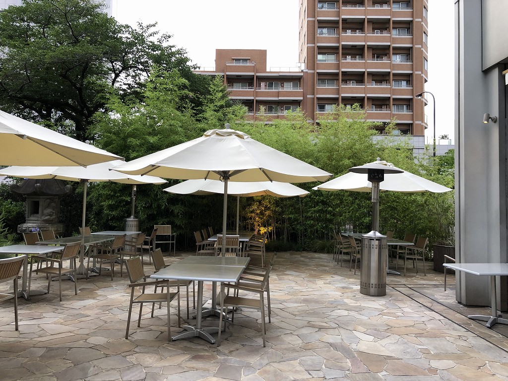 シェラトン都ホテル東京の「カフェ カリフォルニア」のテラス席1