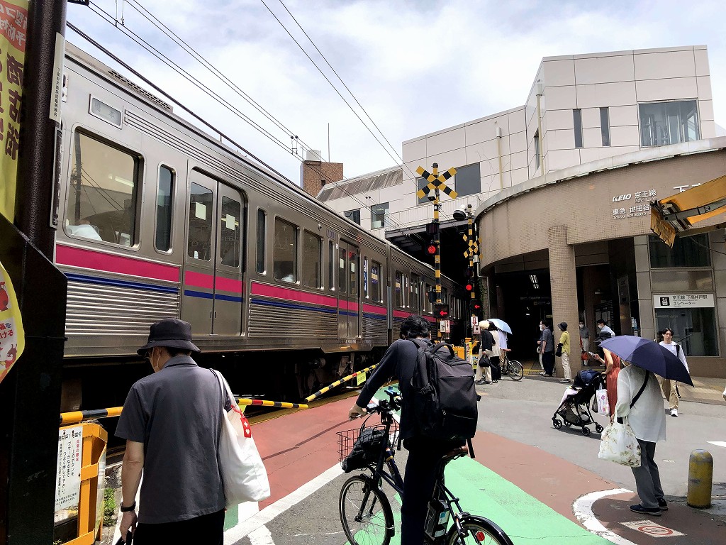 下高井戸駅の踏切待ち