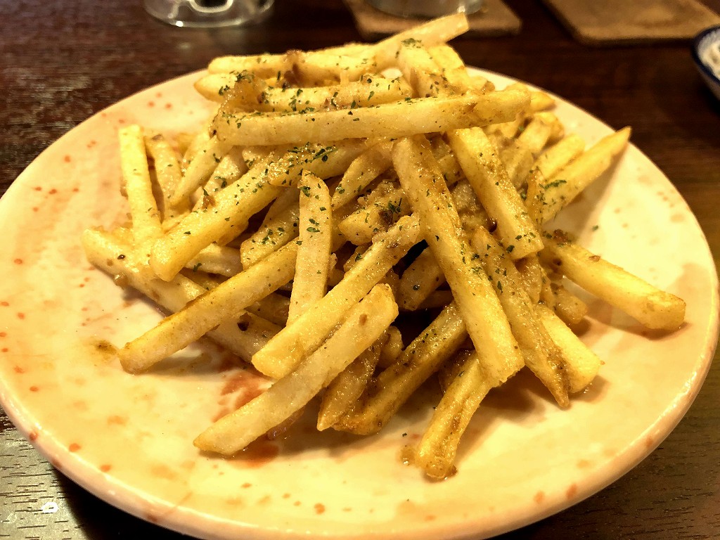 下高井戸の「酒場食堂 ケムマキ燻」のフライドポテトのアンチョビソースがけ
