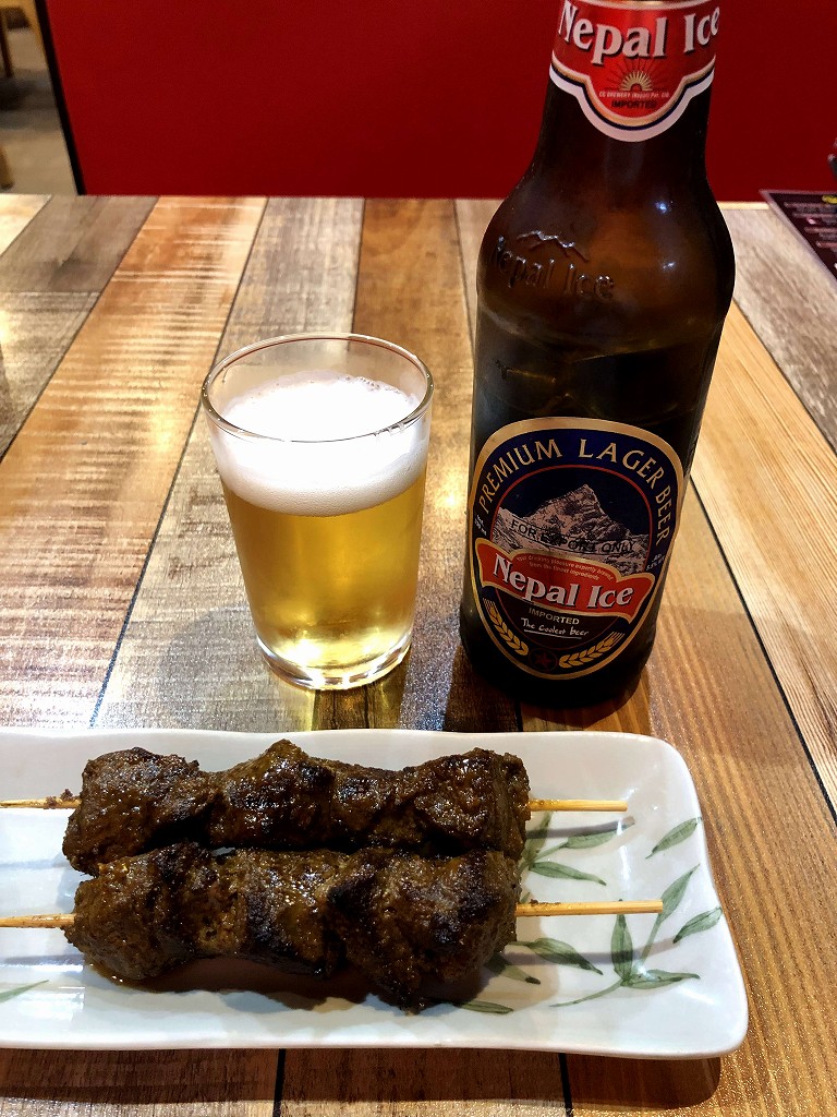 新大久保の「ソルマリ」のネパールビールとマトンセクワ