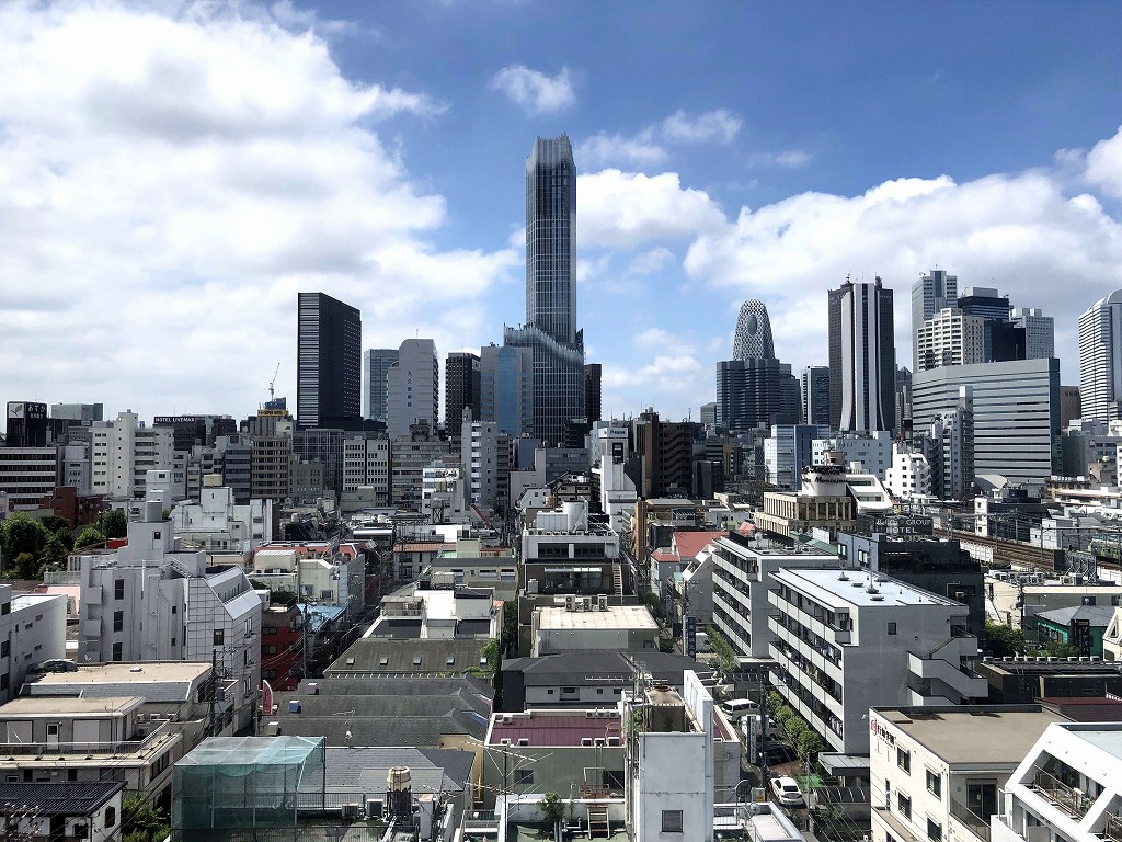 快晴の歌舞伎町タワー