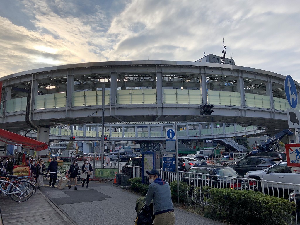 新横浜駅前の円形歩道橋