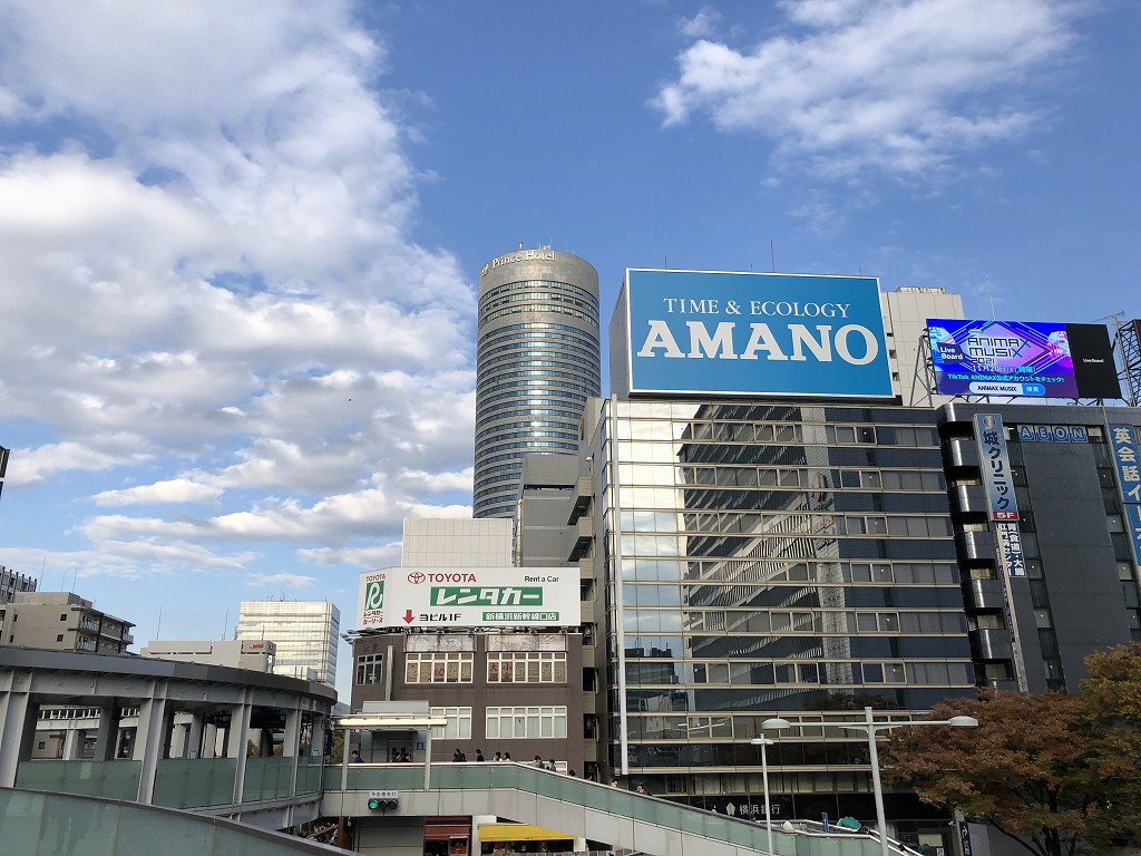 新横浜駅前の円形歩道橋から見た新横浜プリンスホテル