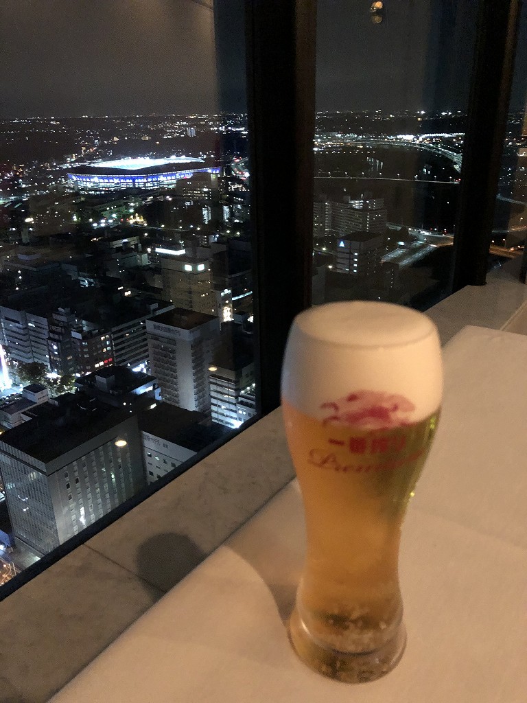 新横浜プリンスホテルの「トップ オブ ヨコハマ」で生ビール