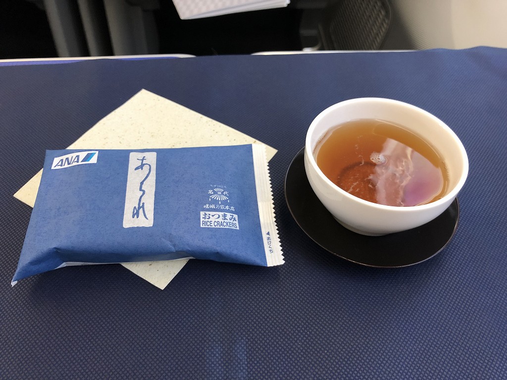 ANA861便ビジネスクラスのほうじ茶