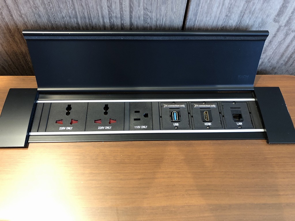 シグニエルソウルのデラックススイートルームのデスクの電源