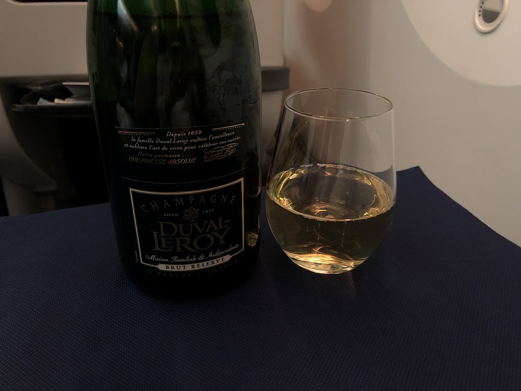 ANA868便のビジネスクラスのシャンパン