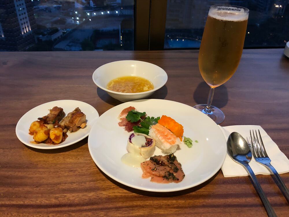 シンガポール マリオット タン プラザ ホテルのラウンジのカクテルタイムに晩飯