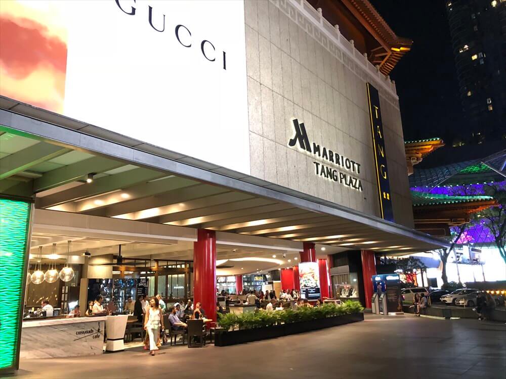 シンガポール マリオット タン プラザ ホテルの外観（夜）