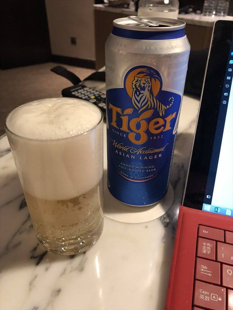 ホテルの部屋でタイガービール