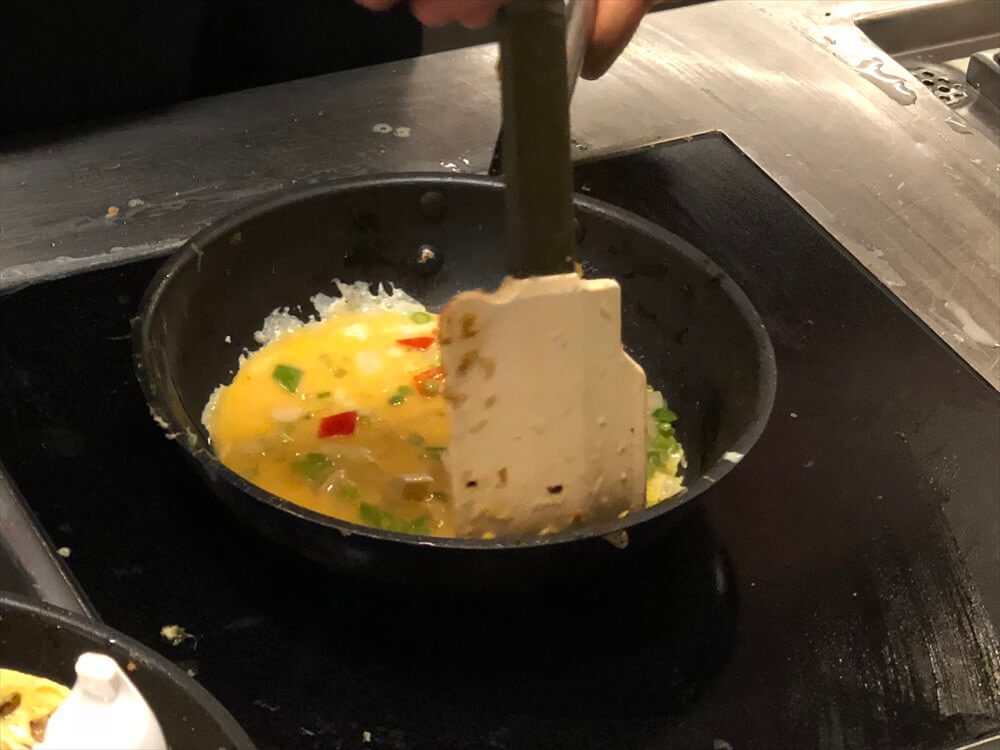 シンガポール マリオット タン プラザ ホテルの朝食会場のオムレツ