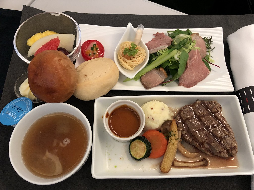 JAL29便ビジネスクラスの洋食の機内食1