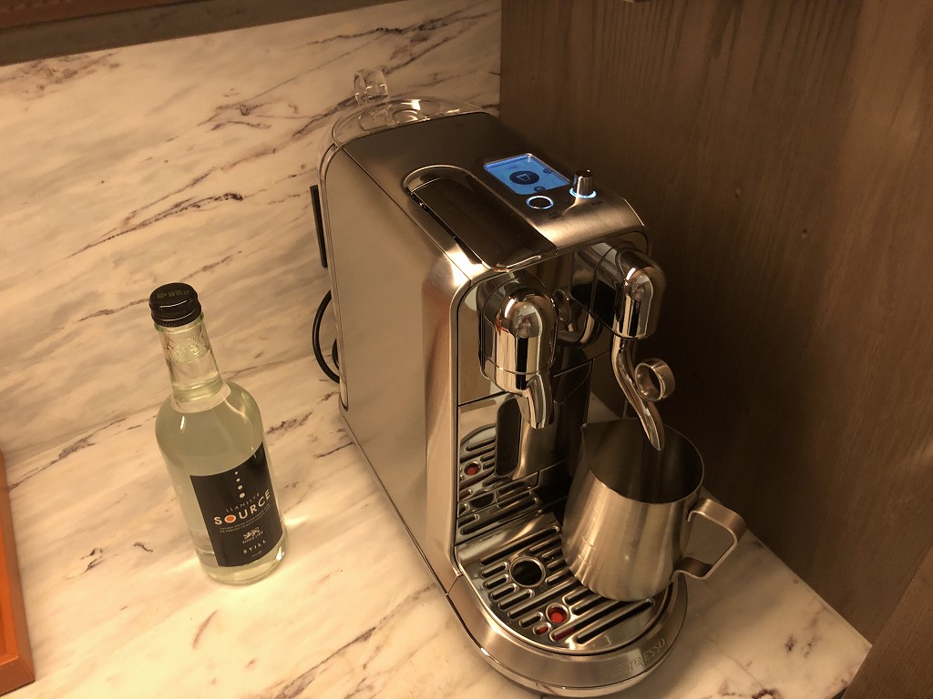 セントレジス香港のメトロポリタンスイートのコーヒーメーカー