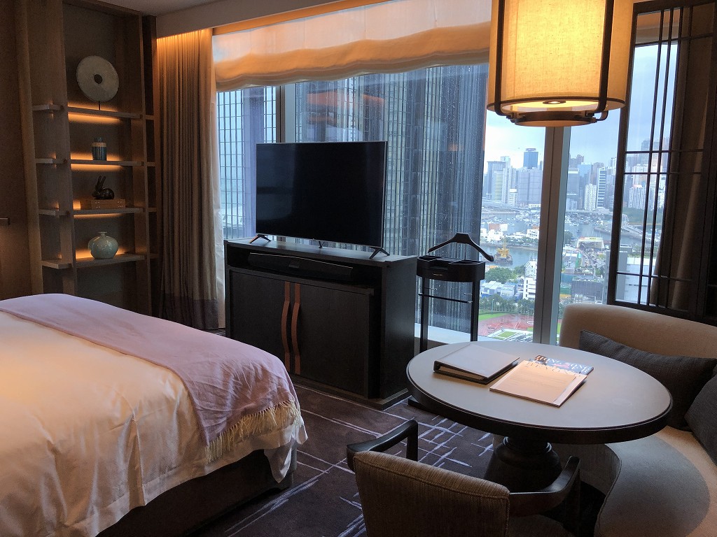 セントレジス香港のメトロポリタンスイートのベッドルーム1