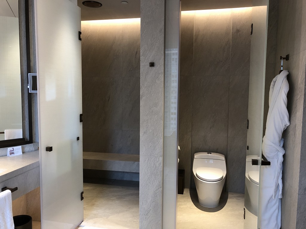 セントレジス香港のメトロポリタンスイートのトイレとシャワールーム