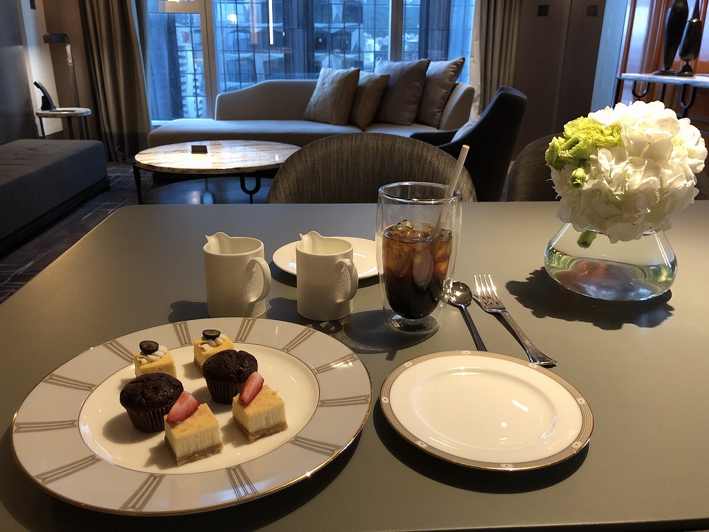 セントレジス香港のアイスコーヒーとウェルカムケーキ