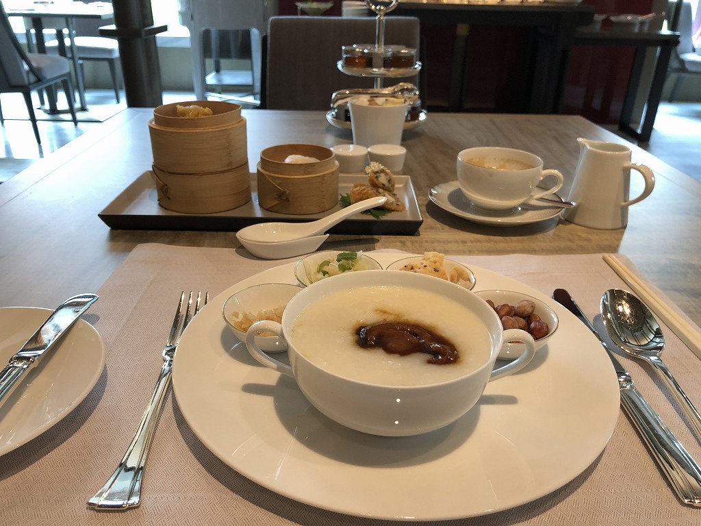 セントレジス香港の「RUN」での朝食のあわび入のおかゆ