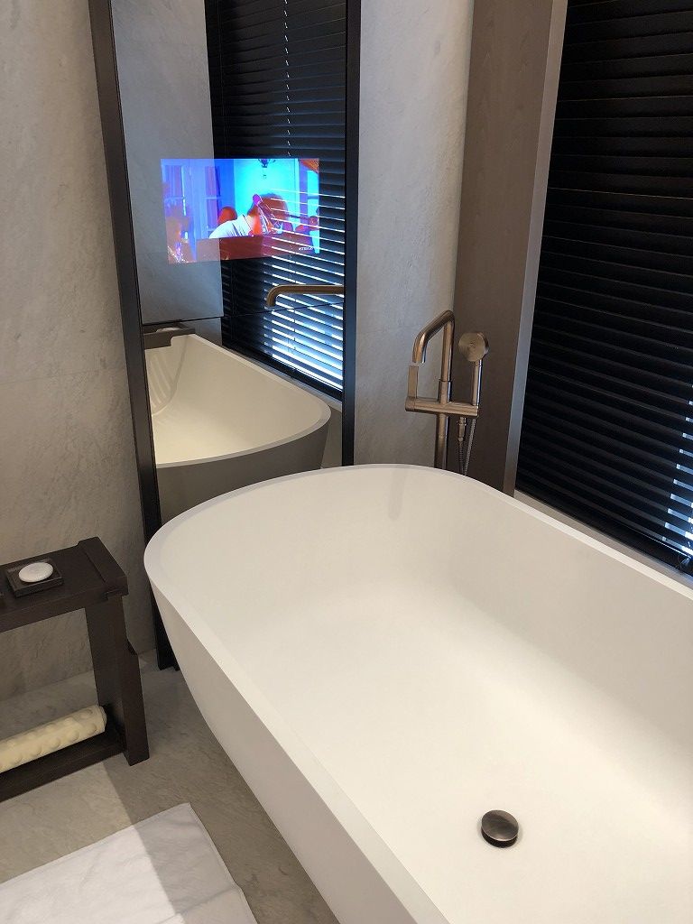 セントレジス香港のメトロポリタンスイートのお風呂のテレビ