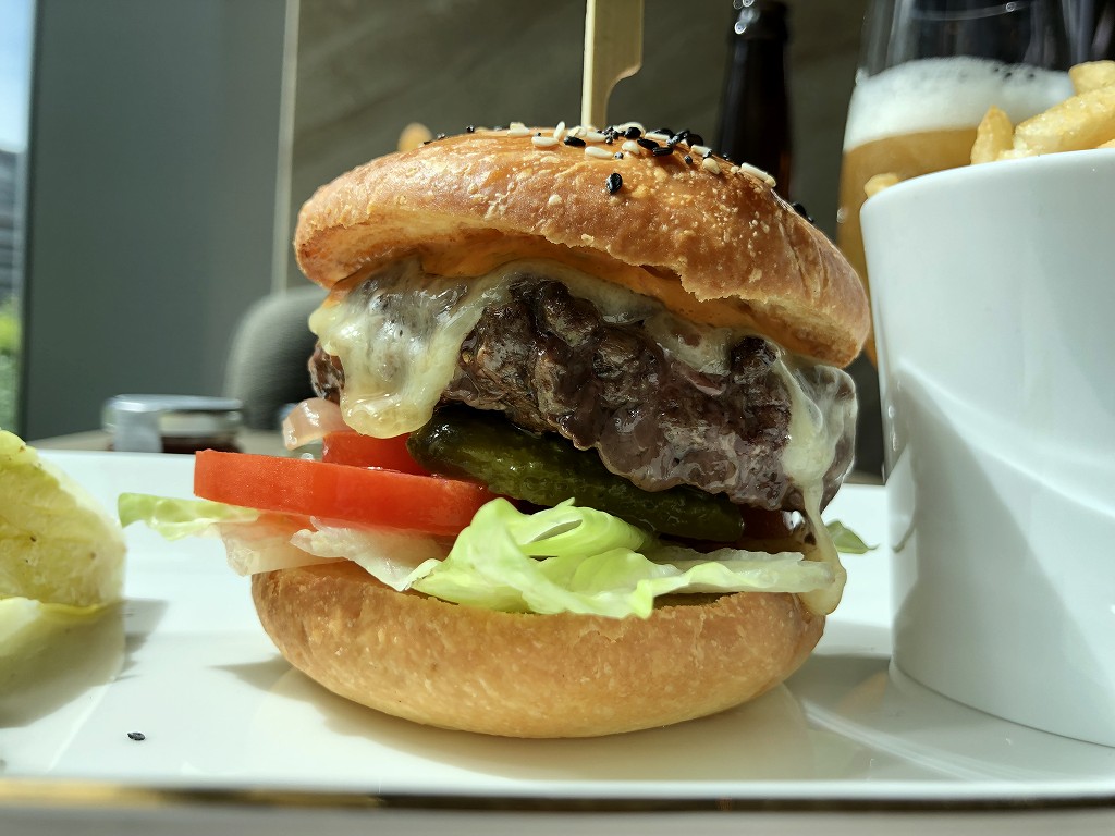 セントレジス香港の「ザ・ドローイング・ルーム」でビーフバーガー2