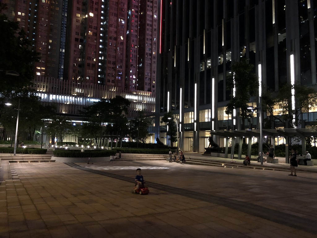 セントレジス香港の前の公園（夜）