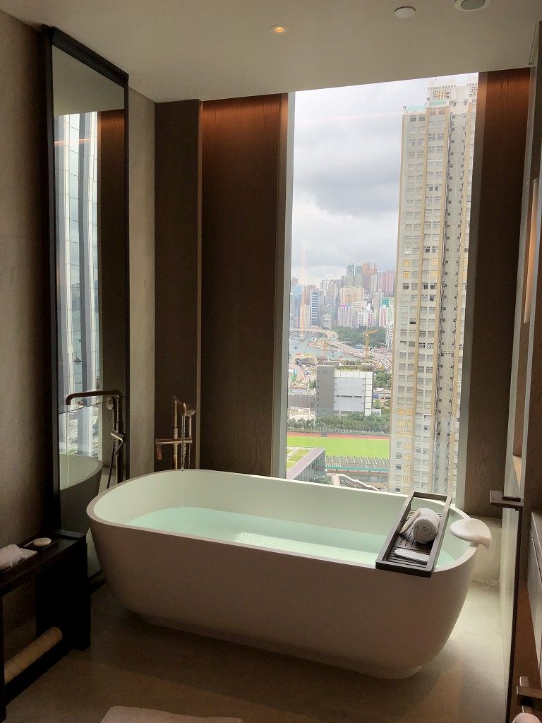 セントレジス香港のメトロポリタンスイートのバスタブのお湯はり