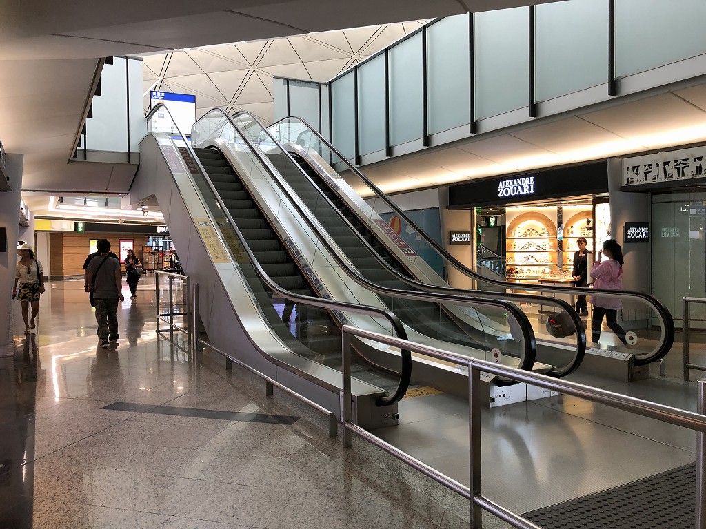 香港空港の60番搭乗口付近のエスカレーター