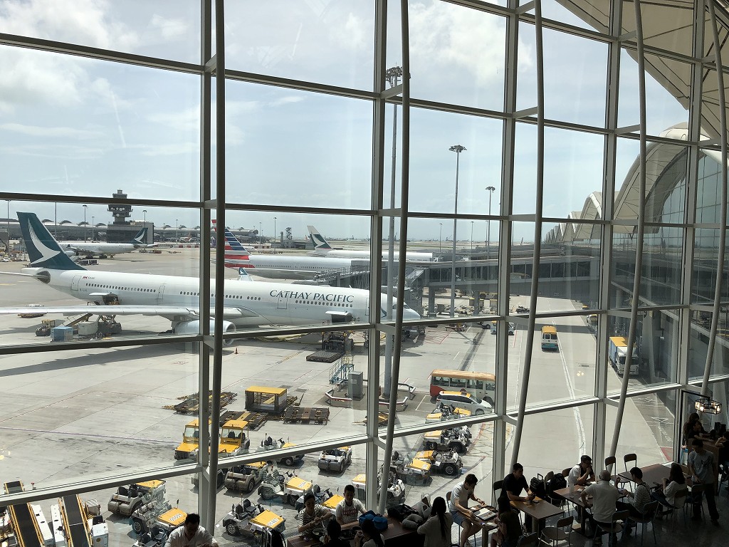 香港国際空港のアメリカン・エキスプレス・センチュリオン・ラウンジのカウンター席2