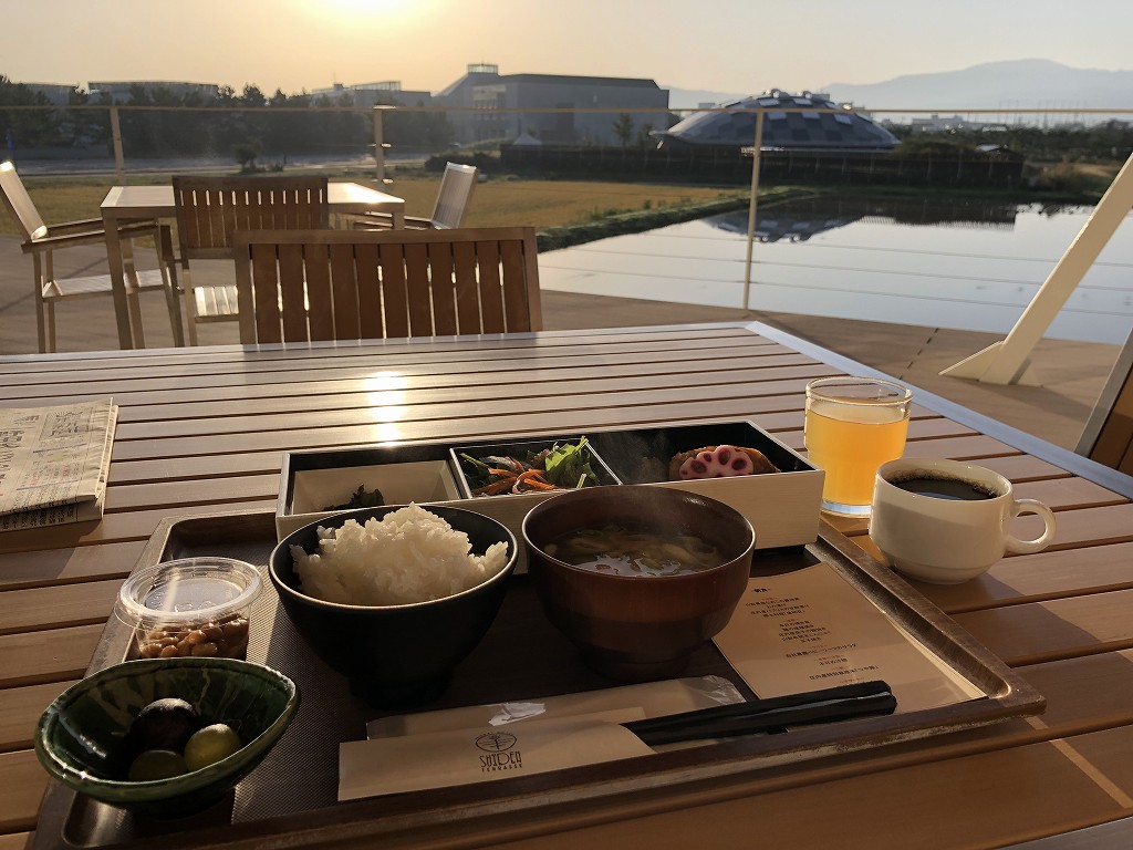 朝日を浴びながらスイデンテラスの朝食2