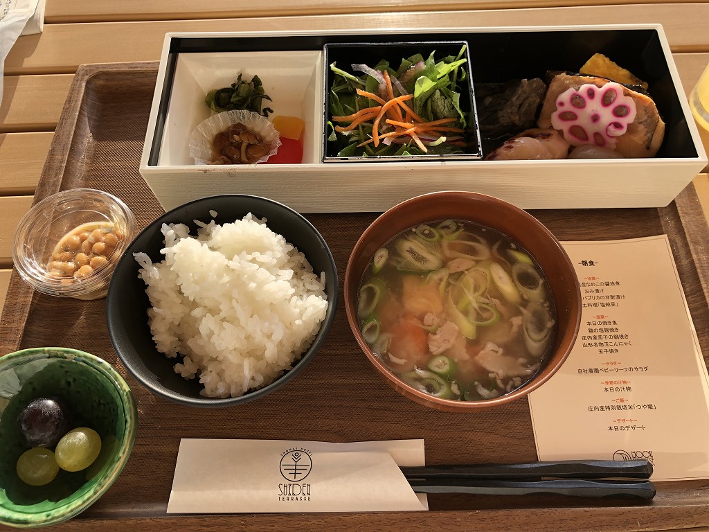 朝日を浴びながらスイデンテラスの朝食3