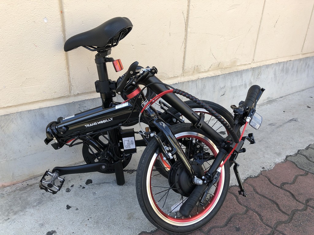 トランスモバイリーの電動折り畳み自転車を折りたたむ