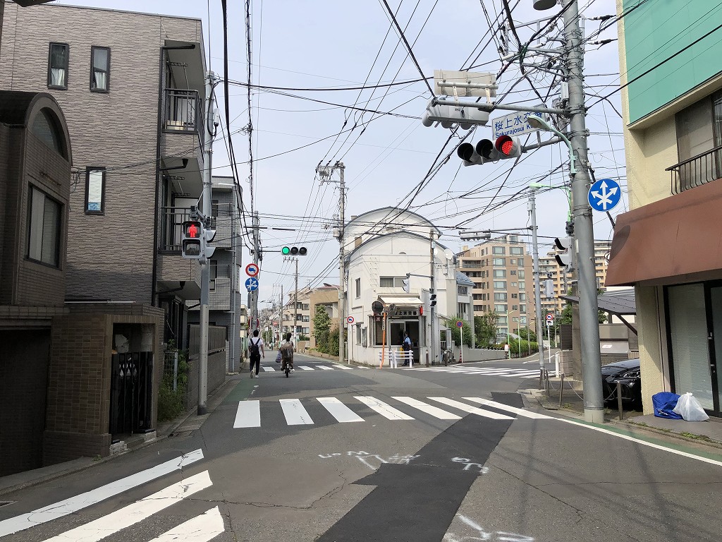 桜上水交番の七叉路