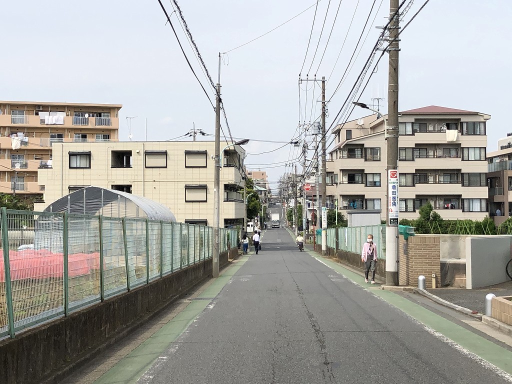 荒玉水道道路の桜上水駅近くのアップダウン