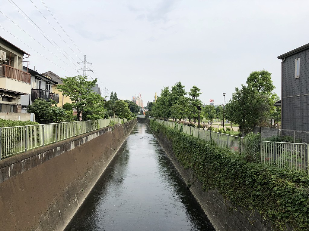 荒玉水道道路と神田川のクロス