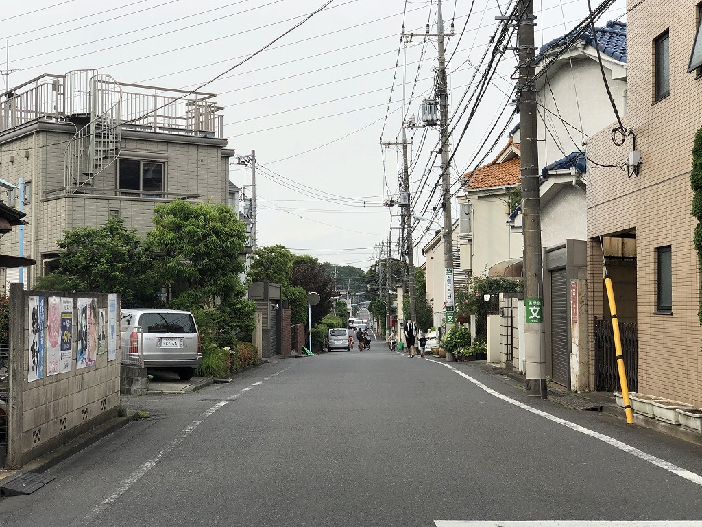 大宮八幡宮近くの荒玉水道道路